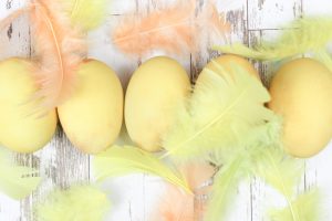 zolte-jajka-naturalne-barwienie