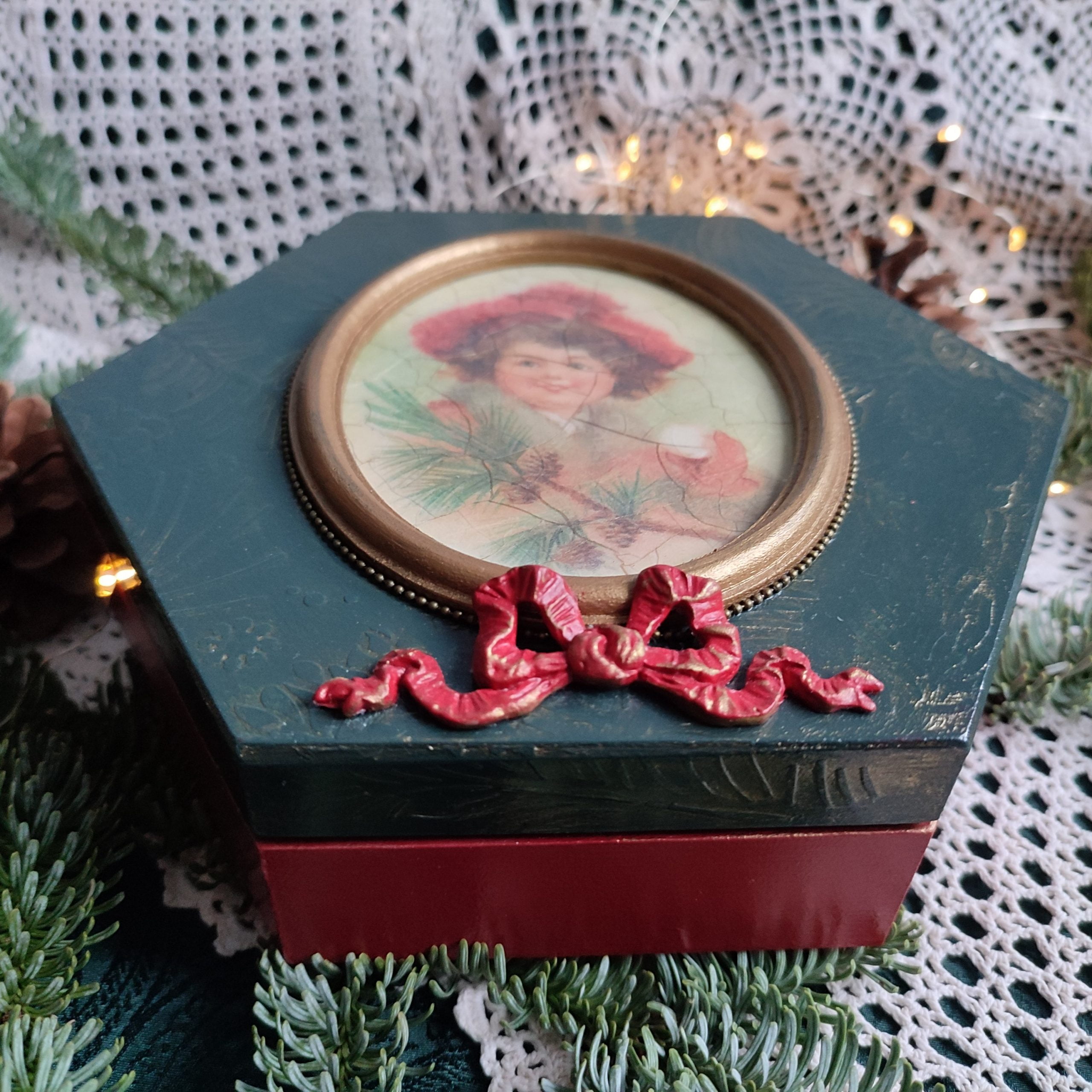Jak zrobić świąteczne pudełko na prezent? Krok po kroku